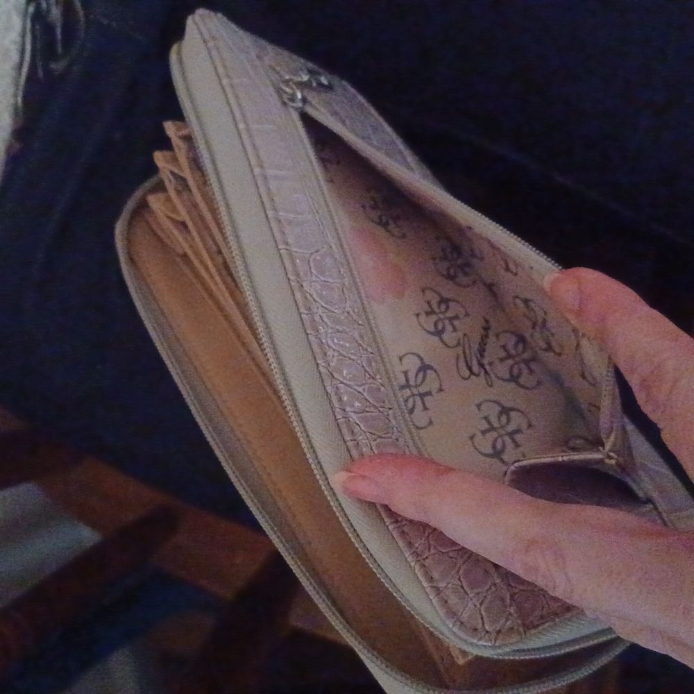 GUESS wallet - Picture 9 of 10